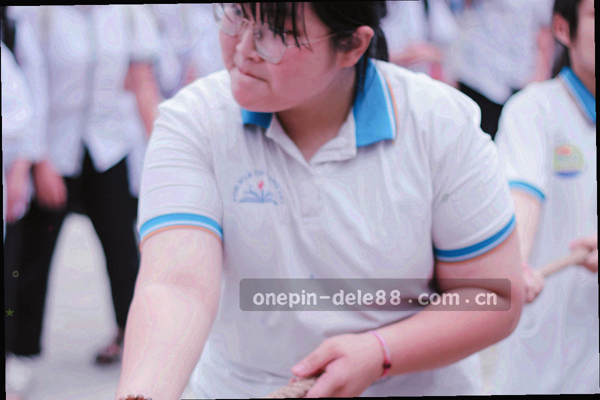 深墨绿背景上一条橙黄渐变直线光带穿过几何网格